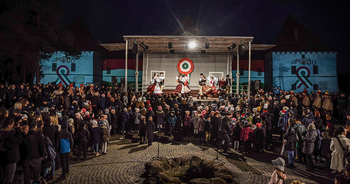 Piros-fehér-zöld színekbe burkolózott az idén négyszáz éves Mikó-vár